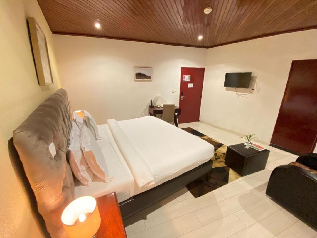 Fini Hotel Bobende Limbe Exteriör bild