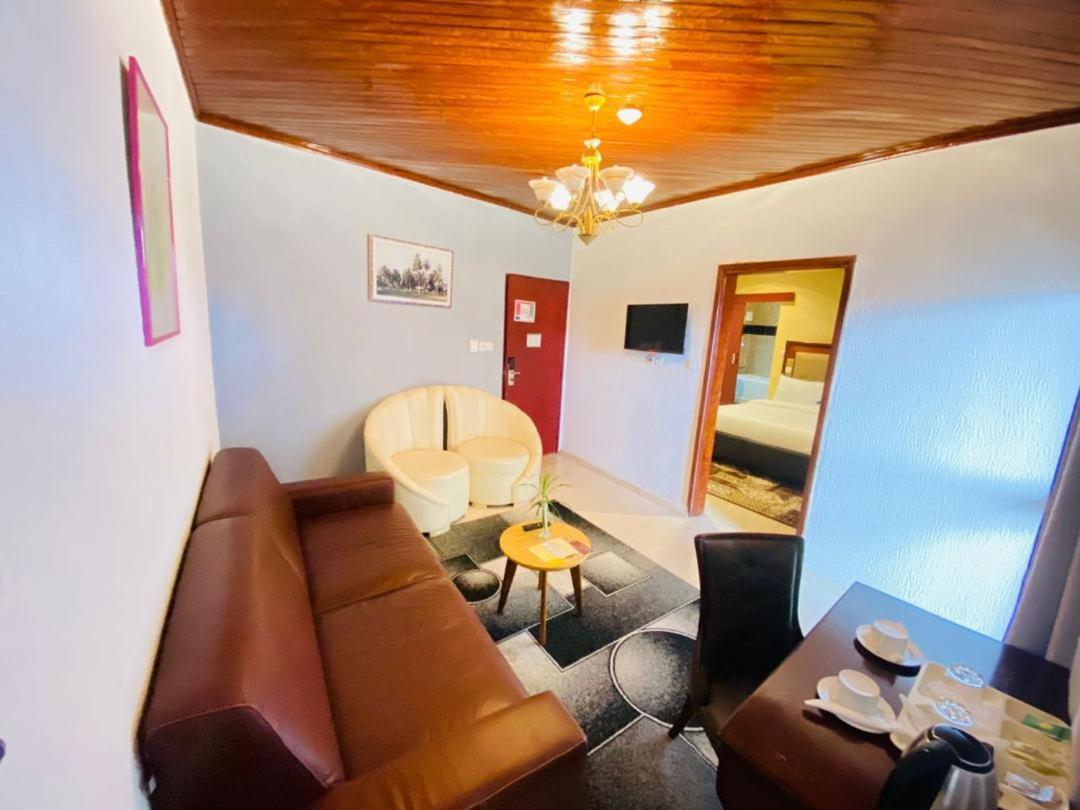 Fini Hotel Bobende Limbe Exteriör bild