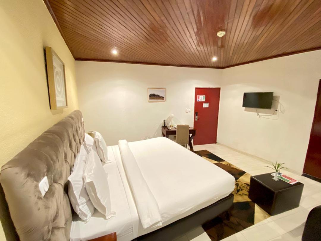 Fini Hotel Bobende Limbe Exteriör bild