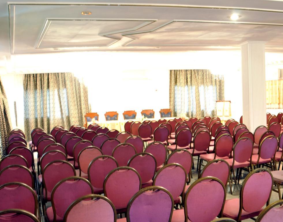 Fini Hotel Bobende Limbe Exteriör bild